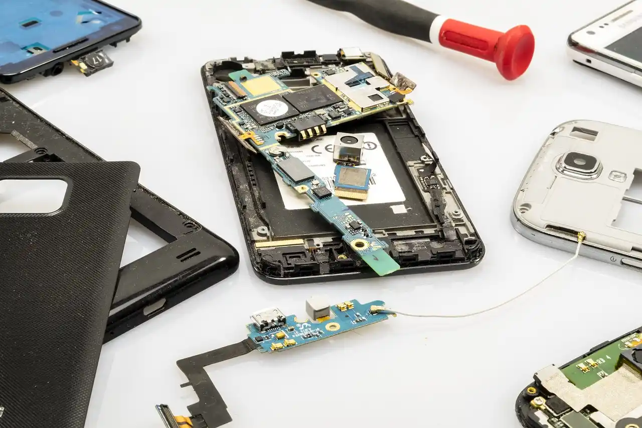 Cara Mengganti LCD Handphone dengan Aman, Rapi, dan Tidak Asal Bongkar